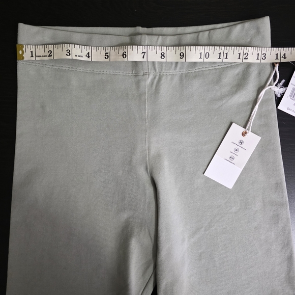 Good American NWT Essential Biker Shorts Color Agave Size 2 RN 151301 - Picture 15 of 16